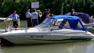 Stretnutie spolužiakov v Komárne sa skončilo tragédiou. Jeden z mužov spadol z lode do rieky Váh