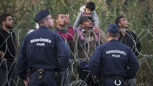 Policajti zachránili z dodávky 26 utečencov, tri deti takmer neprežili