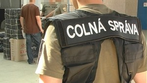 Razia colníkov v Bratislave: Zaistili fľaše aj cigarety