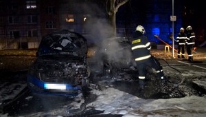 Na východe Slovenska úradoval podpaľač. Plamene zničili dve autá