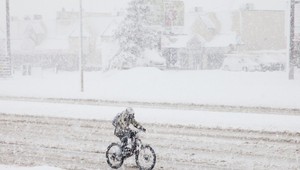 Nahý cyklista utekal mužom zákona