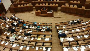 Letný prieskum preferencií bez výraznejších zmien, do parlamentu by sa dostalo osem strán