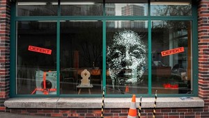 Ničenie ako umenie? Švajčiar vytvára pozoruhodné portréty rozbíjaním skla