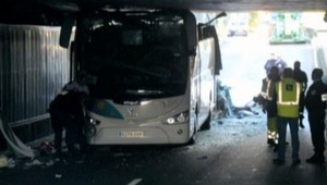 Autobus so študentkami narazil do tunela. Mnoho zranených