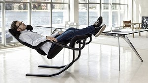 Na hrane gravitácie: Relaxujte v tomto štýlovom futuristickom kresle