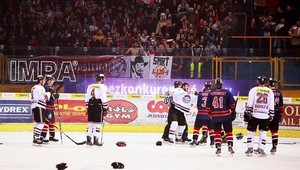 Highlighty: Derby rivalov s bitkami na ľade i v hľadisku