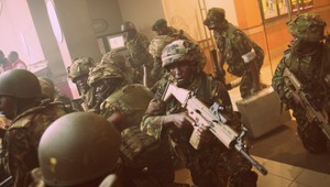 V luxusnom nákupnom centre sa strieľalo, najmenej 68 mŕtvych!