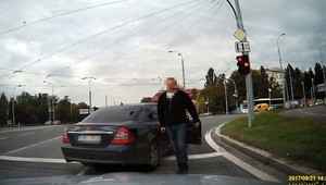 VIDEO: Muž upozornil policajtov v civile na agresívnu jazdu bliknutím. Vytiahli na neho zbraň