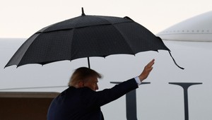 Podozrievajú ho z nosenia parochne: Trump prekvapil internet novou farbou vlasov