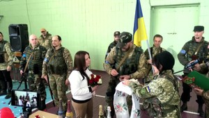 Svadba v Kyjeve: Vojačka v bielej mikine s kyticou ruží a vojak so zbraňou si povedali áno, oddal ich veliteľ