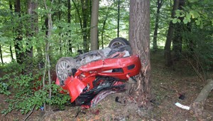 Dramatická nehoda: Vodička narazila do stromu, auto skončilo na streche