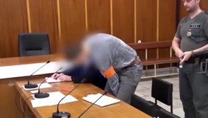 Mladý muž najskôr požiadal priateľku o ruku. V ten istý deň ju aj brutálne dokopal a zbil