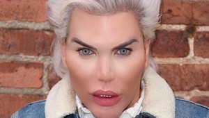 Ken zavŕšil svoju premenu. Stala sa z neho Barbie