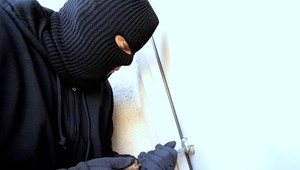 Za dobrotu na žobrotu. Dôchodcu okradol kamarát!