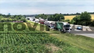 Na diaľnici D1 našli v kamióne migrantov. Podľa informácií TV JOJ o nich vodič nevedel