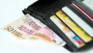 Zadlženosť Slovákov rastie. Najviac sú zadlžené nízkopríjmové mladé rodiny s deťmi