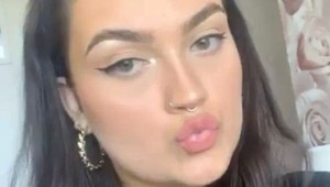 Chcela si zafarbiť ofinu na ružovo, pri pohľade do zrkadla zostala v šoku: Hotová katastrofa!