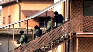 Razia v Tornali. Kukláči hľadali drogy, prehľadali niekoľko domov