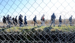 Stovky migrantov prenikli cez plot do Európy. Podľa informácií hádzali na policajtov fekálie i vápno