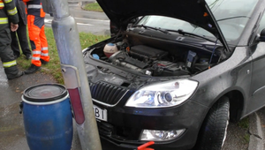 Vodič auta pravdepodobne nedal prednosť v jazde. Narazil do autobusu a odhodilo ho do semaforu