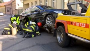 Jazda v protismere na pešej zóne vyjde vodiča draho. Zostal visieť na stĺpiku