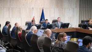 Zbrane, čln či poľovnícke trofeje: Politici v majetkových priznaniach uviedli aj kuriozity