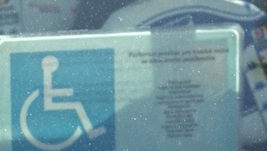 Vodiči ignorujú pravidlá parkovania. Stáť na mieste pre ZŤP vás vyjde draho