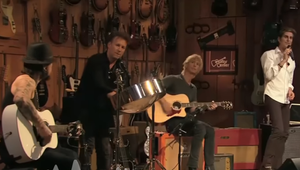 Bitka priamo na pódiu! Líder slávnej kapely napadol gitaristu!