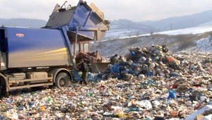 Osadníci z Krížovej Vsi sa potulujú po skládke, pália tam káble