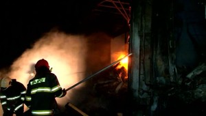 Kamión v plameňoch. Kolos s elektronikou zhorel do tla