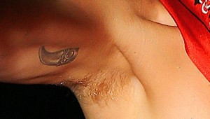 Ktorá slávna speváčka si pestuje pod pazuchami takúto džungľu?