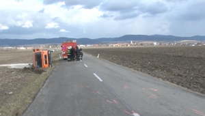 Zišiel z cesty, vypadol z kabínky a vozidlo ho privalilo. Následne začal dramatický boj o život muža