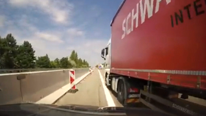 Silnejší vyhráva? Vodič kamiónu zámerne vytláčal autá do zvodidiel na diaľnici