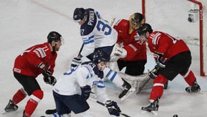 Fíni so Švajčiarmi fantasticky otočili, Dáni Švédom očakávane podľahli