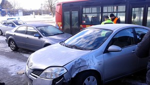 V Bratislave sa zrazil autobus plný ľudí s autom