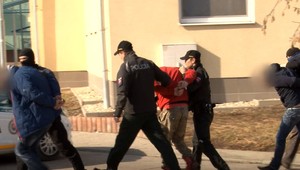 NAKA niekoľko hodín zasahuje v Lučenci. Kukláči doposiaľ zadržali 8 osôb