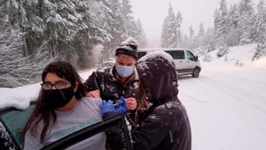 Vakcinačný tím uviazol v snehu. Zaočkoval náhodných vodičov