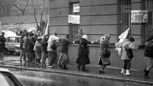 V Bratislave študenti vyšli do ulíc už 16. novembra 1989. Verejná bezpečnosť proti nim nasadila aj známe biele obušky.