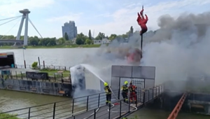 Prípad požiaru podniku v Bratislave: Kto je neznámy muž z kamery?