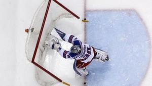 Nahnevaný brankár Lundqvist od zlosti zhodil bránku