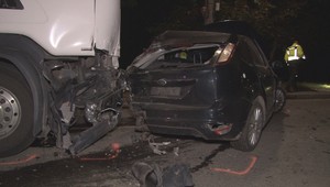 Kamión narazil do odstavených áut. Dvaja mladíci utrpeli vážne poranenia