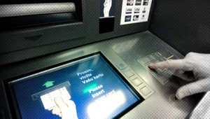 Muž uviazol v bankomate, ľuďom posúval lístočky s prosbou o pomoc