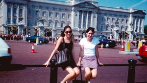 Meghan sa ako tínedžerka odfotila pred Buckinghamským palácom a DNES...