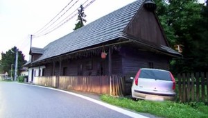 Vodič nezvládol zákrutu, auto plné ľudí nabúralo do pamätného domu Jozefa Gregora Tajovského