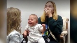 Pre zákernú infekciu stratila sluch. Tisíce ľudí dojal príbeh dievčatka, ktoré znovu počuje