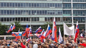 Slováci vyrazili do ulíc: Pred Prezidentským palácom protestujú proti súčasnej vláde