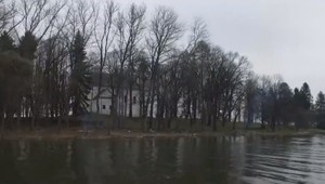 Stredoškoláci v rámci praxe čistili ostrov, s ktorým má kraj veľké plány. Spojili príjemné s užitočným