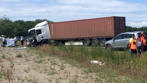 Auto sa nestihlo zaradiť. Posádka stret s kamiónom neprežila