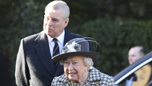 Nehodný syn kráľovnej sa ukázal byť najcitlivejší? TENTO rozkošný dar musel Alžbetu II. veľmi potešiť!