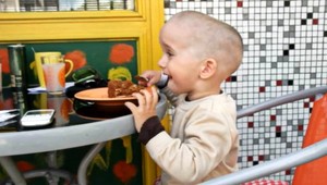 Nathaniel potrebuje operáciu hlavy, jeho matka bojuje so zdravotnou poisťovňou